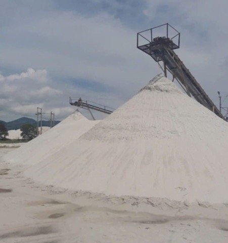 Silica sand processing plant with conveyor systems
