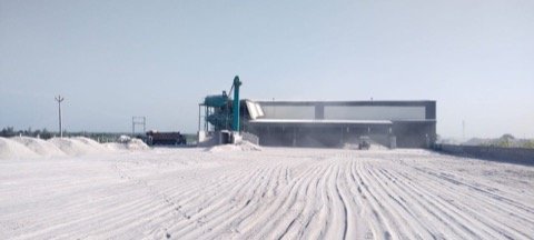 Bulk silica sand yard with loading equipment