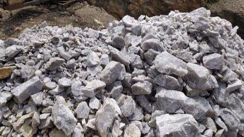 Quartz and feldspar run-of-mine material