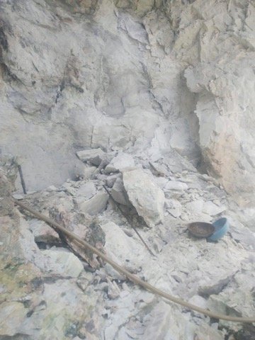 Talc and quartz vein exposure at deposit