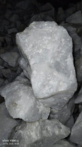 Super-white quartz lumps for glass industry