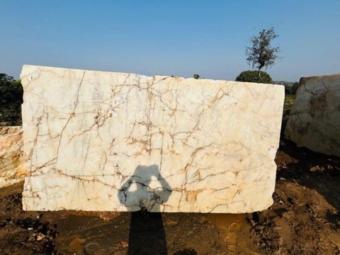 Dressed stone block with natural veining